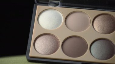 Parlayan Göz Gölgesi Siyah Arkaplanda Dönüyor.