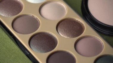 Parlayan Göz Gölgesi Siyah Arkaplanda Dönüyor.