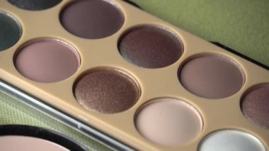 Parlayan Göz Gölgesi Siyah Arkaplanda Dönüyor.