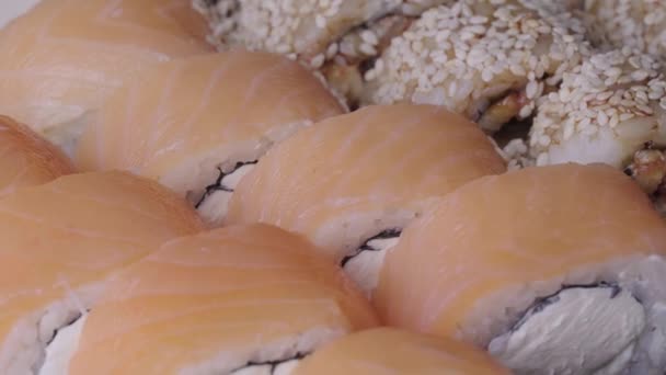 回転プレート上の寿司ロール — ストック動画