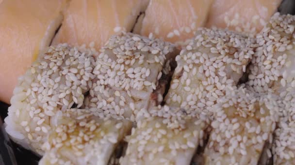 Sushi Roll på en spinnplåt — Stockvideo