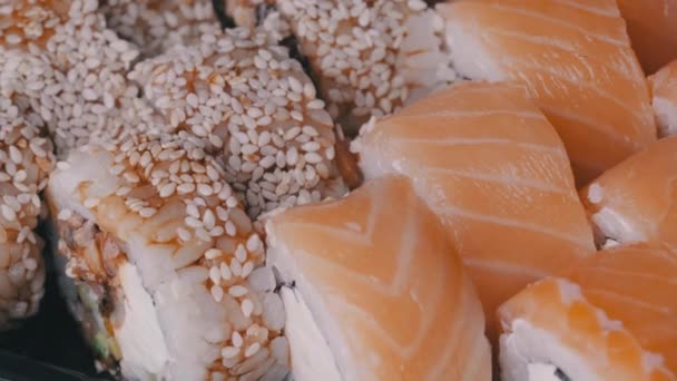 Суши на прядильной тарелке — стоковое видео
