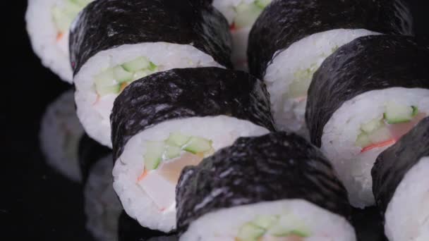 Sushi-Rolle auf einem Spinnteller — Stockvideo