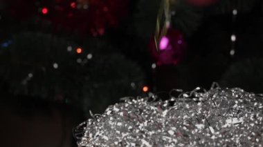 Yeni Yıl Oyuncakları Parlak Tinsel 'e Düşüyor