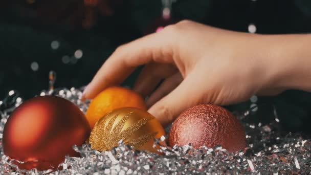 The Girl Puts New Years Toys and Tangerines on the Lesklý Tinsel — Stock video
