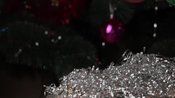 新年玩具落在Shiny Tinsel身上 — 图库视频影像