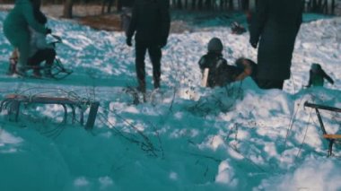 Karla kaplı bir slaytta Çocuklar Kızağı