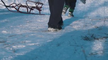 Karla kaplı bir slaytta Çocuklar Kızağı