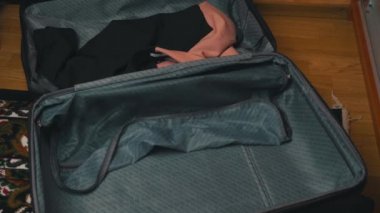 Kız Bavul İçinde Kıyafet Toplar