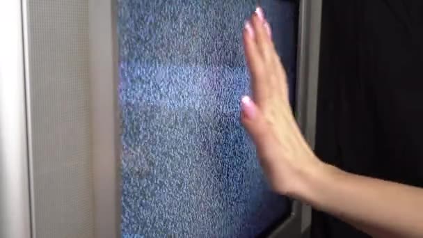 Mano femenina tocando una vieja pantalla de TV con ondulaciones — Vídeos de Stock