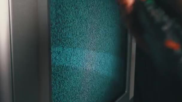 Girl Changes Channels on an Old TV with Noise — Vídeo de Stock