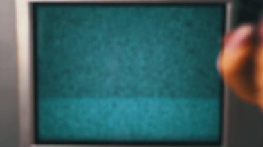 Gürültülü Eski TV 'de Kız Kanalları Değiştiriyor