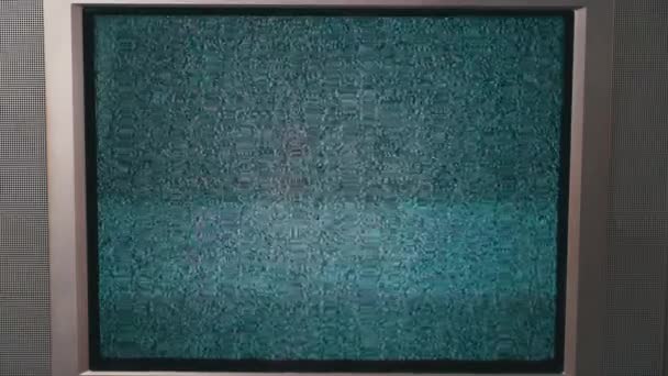 Fille change de chaînes sur un vieux téléviseur avec bruit — Video