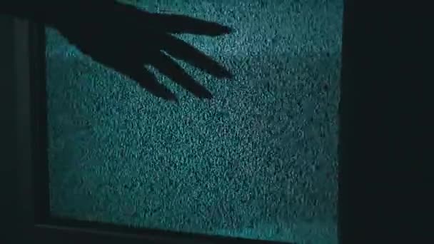 Dámská ruka dotýkající se staré televizní obrazovky s vlnami — Stock video