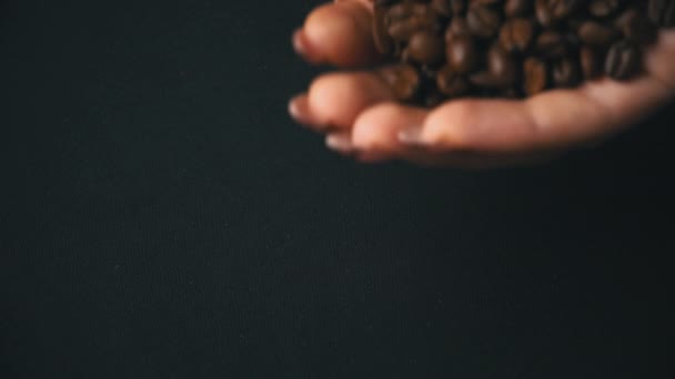 Les grains de café sont accrochés hors des mains féminines — Video