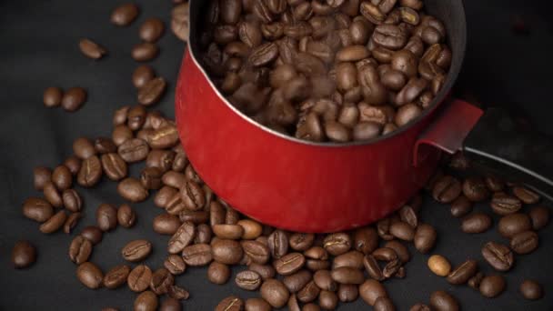 Жареные зерна кофейного рулона в Cezve — стоковое видео