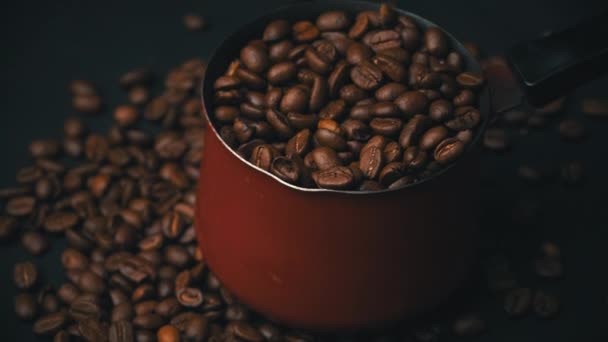 Los granos de café en un cezve giran lentamente — Vídeos de Stock