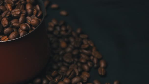 Kaffeebohnen in einem Cezve drehen sich langsam — Stockvideo