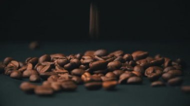 Mocha Kahve Fasulyeleri, Düşüp Masada Zıplama