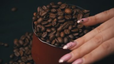 Kadın El Dökümcüleri Cezve ile Kızarmış Kahve Fasulyeleri