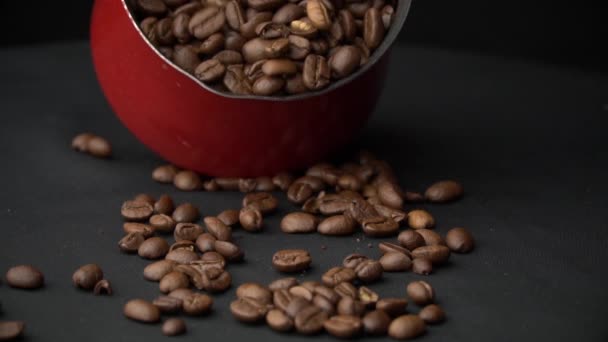 Les grains de café sont accrochés hors de la Cezve rouge à Mo lent — Video