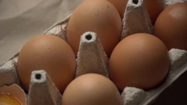 Kırık yumurta, tüm yumurtaların arasındaki kabın içinde yatıyor.