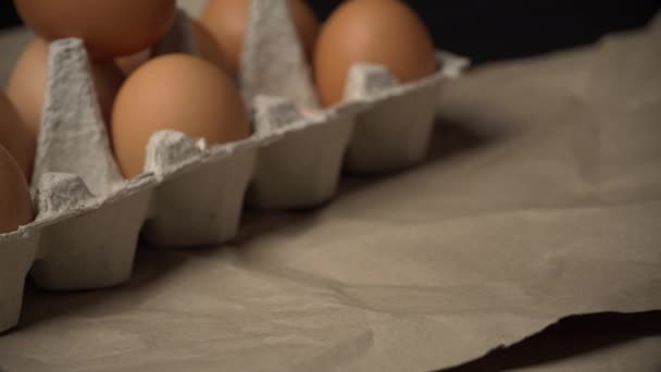 Kycklingägg rullar nära containern — Stockvideo