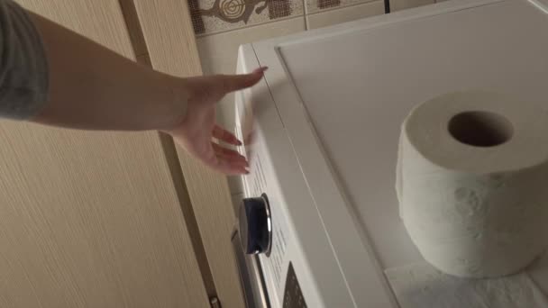 Le mani delle donne versano la polvere di lavaggio in una lavatrice moderna — Video Stock