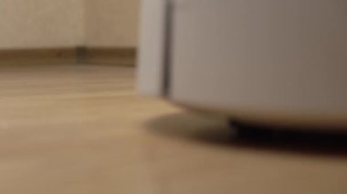 Beyaz Robotik Süpürge Temizleyici Laminate Döşeme Görünümünden Enkazı Kaldırır