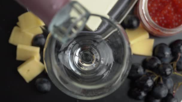 Розовое вино наливают в стакан с закусками — стоковое видео
