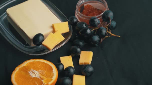 Meisje zet een glas rozenwijn op de achtergrond van snacks — Stockvideo