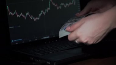 Doloran dilinde Kripto Para Kazancı Düşünen Kız