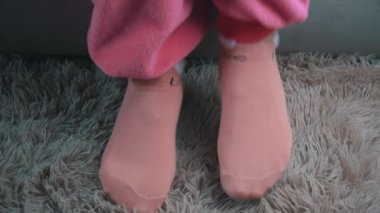 Genç Kadın Sabahları Pembe Pijamalarıyla Yataktan Kalkıyor