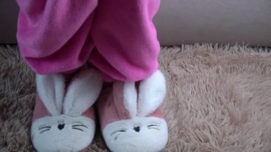 Genç Kadın Yataktan Kalkıyor ve Sabah Pembe Terlikleri Giyiyor