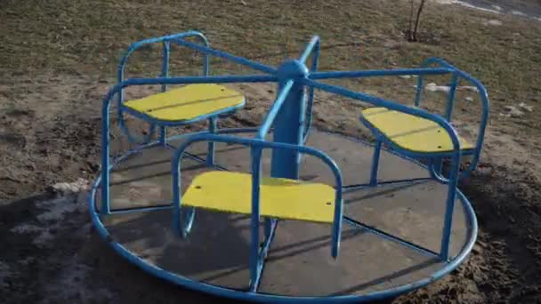 Empty Swing tourne sur le terrain de jeu dans la cour — Video