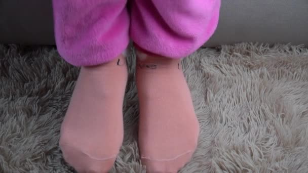 Junge Frau steigt morgens im rosa Pyjama aus dem Bett — Stockvideo
