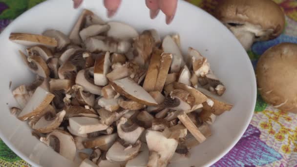 As mãos de mulher são cortadas com um cogumelo de faca na prancha. — Vídeo de Stock