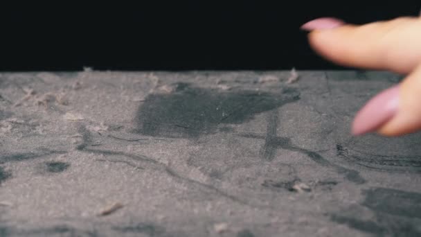 Рисунок пальца сердца на очень пыльном столе — стоковое видео
