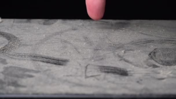 Dessin au doigt d'un dollar sur une table très poussiéreuse. — Video