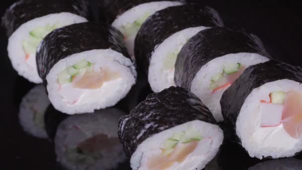 Sushi-Rolle auf einem Spinnteller — Stockvideo