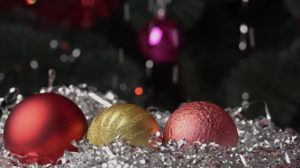Nieuwjaarsspeelgoed Ligt op de achtergrond van sneeuw en een nieuwjaarsboom — Stockvideo