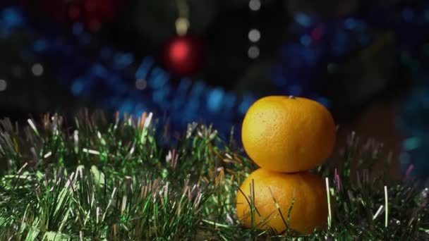 Femme main avec une belle manucure prend une mandarine — Video