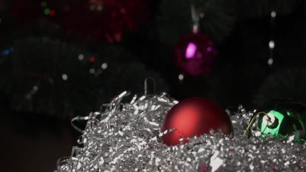 新年玩具落在Shiny Tinsel身上 — 图库视频影像