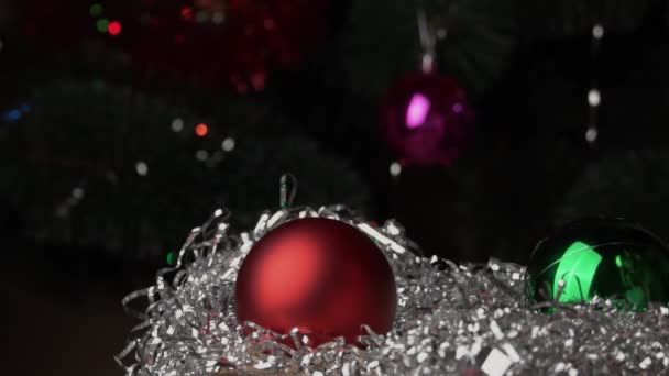 Os brinquedos de Ano Novo caem no ouropel brilhante — Vídeo de Stock