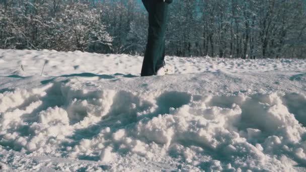 Een man stinkt door de sneeuw. — Stockvideo