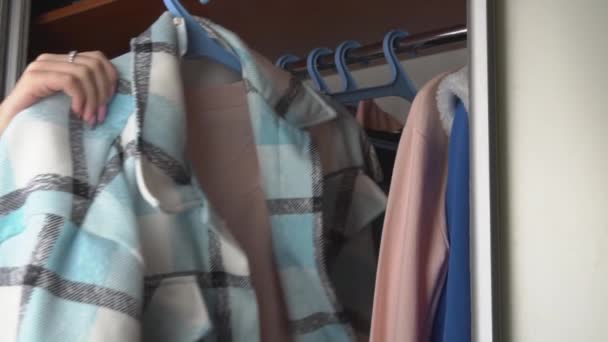 Fille choisit les choses dans la garde-robe — Video