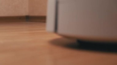 Beyaz Robotik Süpürge Temizleyici Laminate Döşeme Görünümünden Enkazı Kaldırır
