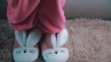 Genç Kadın Yataktan Kalkıyor ve Sabah Pembe Terlikleri Giyiyor