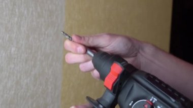 Erkek Eller Duvar Kağıdı Matkabıyla Duvarda Delik Açar