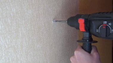 Erkek Eller Duvar Kağıdı Matkabıyla Duvarda Delik Açar